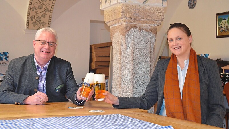 Anna Theresa Gräfin Arco-Zinneberg (r.) und Brauereidirektor Holger Fichtel (l.) bedauerten, das Pfingstfest absagen zu müssen, freuen sich aber über eine Nachfolge für die Schlosswirtschaft.