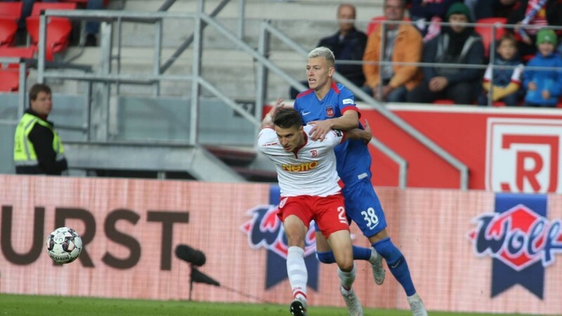 Immer wieder hart umkämpft waren die Duelle zwischen dem SSV Jahn (hier Sebastian Stolze) und dem 1. FC Heidenheim (Tim Starke).