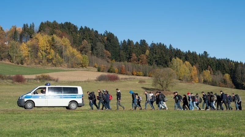 Zu Tausenden sind Flüchtlinge am Wochenende nach Bayern gekommen. Die Lage hat sich für sie an der österreichisch-deutschen Grenze aber deutlich verbessert.
