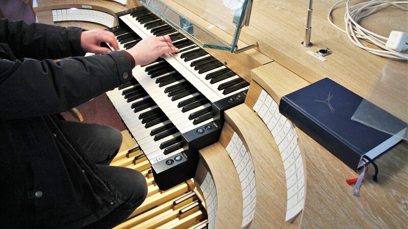 Kirchenmusikdirektor Hermann Wellner übt derzeit schon am Hightech-Spieltisch der neuen Hauptorgel.