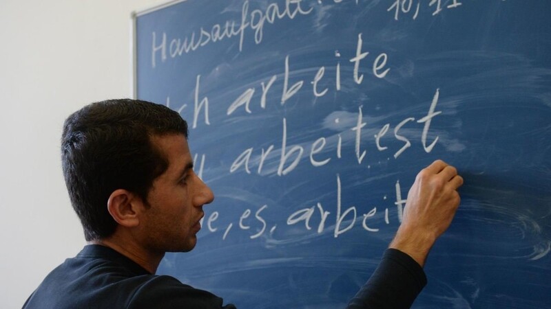 Ein Deutschkurs ist für Flüchtlinge unerlässlich, wenn sie arbeiten möchten. (Foto: Marijan Murat / dpa)