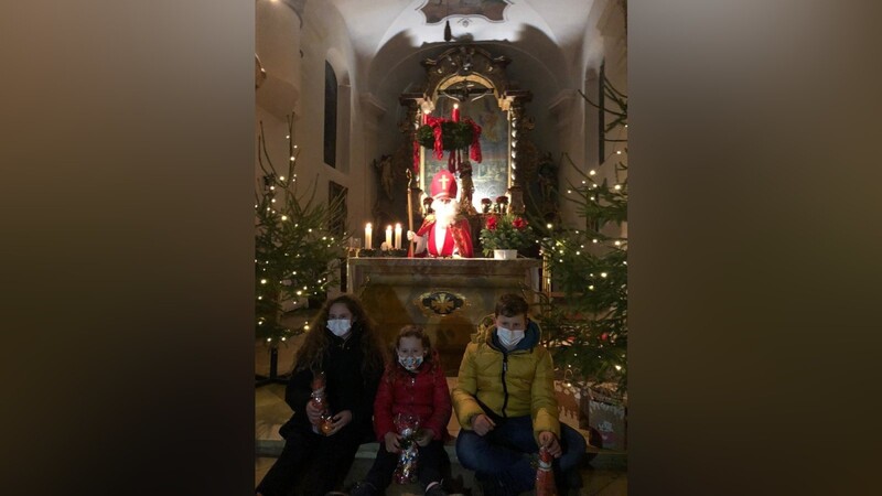Mit ausreichend Corona-Abstand wartete der Nikolaus hinter dem Altar auf Kinder und Familien.
