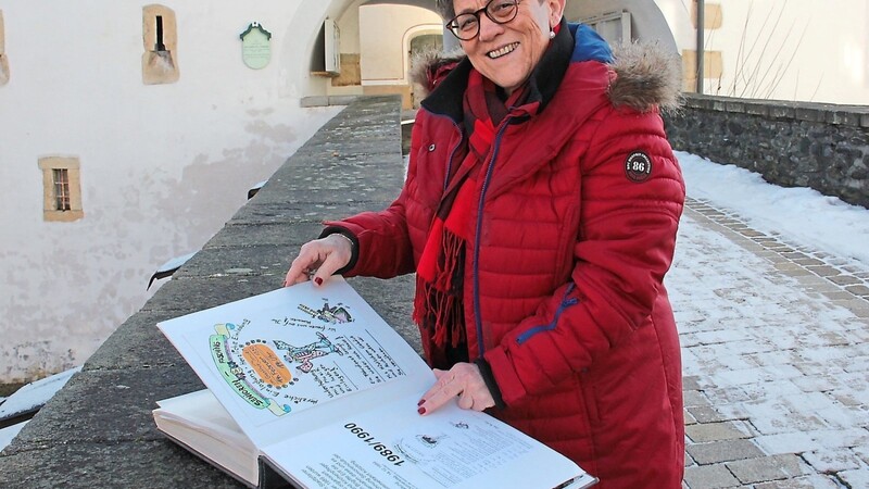 Seit 30 Jahren leitet Brigitte Ertl den Seniorenclub Bad Kötzting. Unzählige Zeitungsartikel und Fotos in ihrem Album dokumentieren, was sie während dieser drei Jahrzehnte alles erlebt hat.