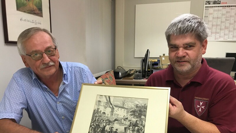 Freuen sich über den Fund: Klaus Dimpfl (rechts im Foto oben) und Gerd Maier zeigen die Zeichnung.