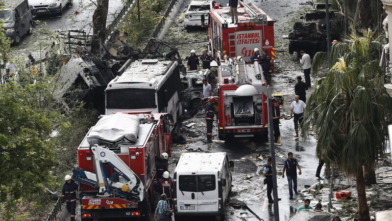 Bei einem Bombenanschlag in der Altstadt von Istanbul verlieren mindestens elf Menschen ihr Leben.