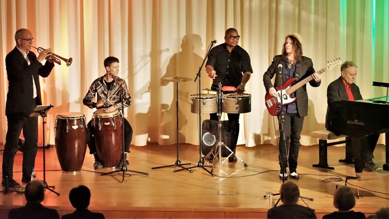 Die fünf Mitglieder der Band "Wawancó" wirbelten den Kapuzinerstadl musikalisch auf.