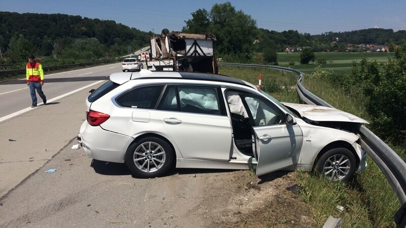 Horror-Unfall am Montagmittag auf der A92 bei Landshut. Dabei wurden zwei Menschen von einem Auto erfasst. Damit ein Rettungshubschrauber an der Unfallstelle landen konnte, musste die Autobahn komplett gesperrt werden.
