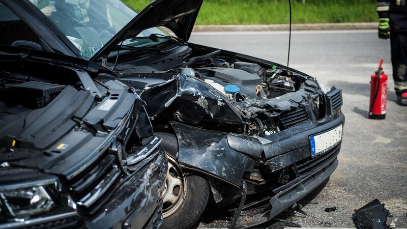 Bei einem Unfall in Bad Abbach am Samstag wurden zwei Autos schwer beschädigt. Vier Insassen wurden wurden leicht verletzt.