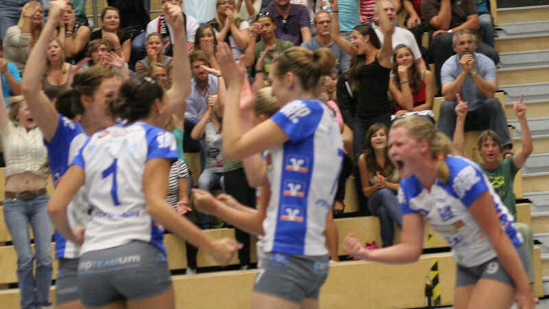 Volleyball-Bundesliga mit ihren Fans bejubeln (Foto: Kettenbohrer). Die FTSV-Damen wollen am Samstag den ersten Heimsieg in der