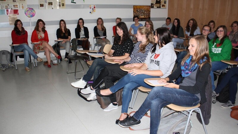 Viele Fragen hatten die Schülerinnen der Gerhardinger Realschule in Cham an Redakteurin Kerstin Weinzierl. (Foto: Weinzierl)