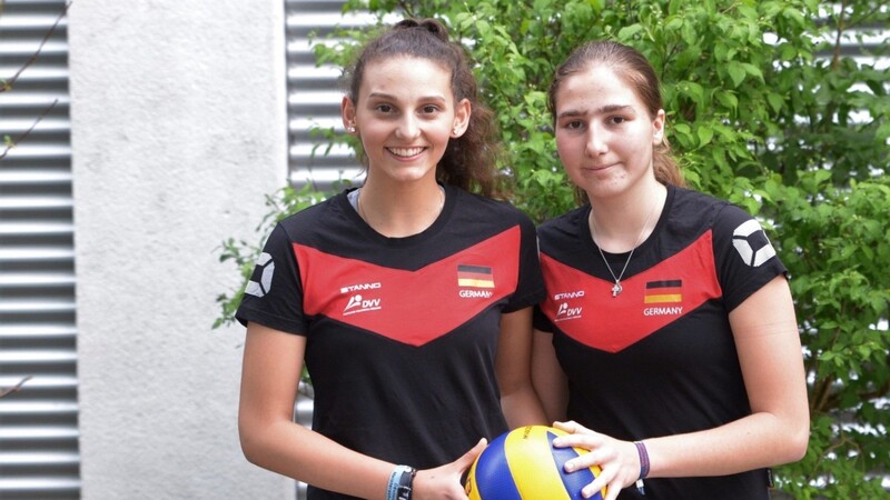 Valbona Ismaili (links) und Amelie Busch (rechts) vom FTSV-Straubing durften bei der U17-WM mitspielen.