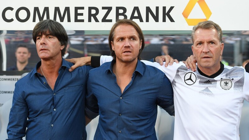 Thomas Schneider (Mitte) mit Bundestrainer Joachim Löw (links) und Bundes-Torwarttrainer Andreas Köpke.