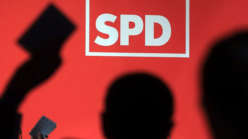 Teilnehmer des Landesparteitages der SPD bei einer Abstimmung.