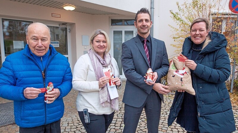 Fördervereinsvorsitzender Karsten Wettberg (v.l.), Karin Nadler, Ilmtalklinik-Geschäftsführer Christian Degen und Maureen Sperling verteilten die Geschenke an das Krankenhauspersonal.