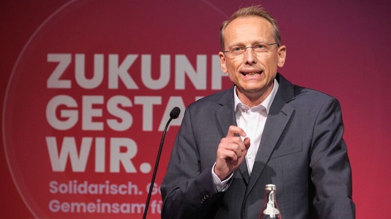 Der bayerische DGB-Bezirkschef Bernhard Stiedl spricht auf einer Bühne.