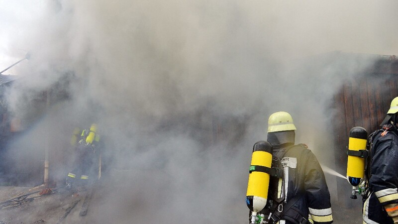 Mehrere Feuerwehren kämpften am Donnerstag gegen den Brand im Kleinaigner Ortskern.