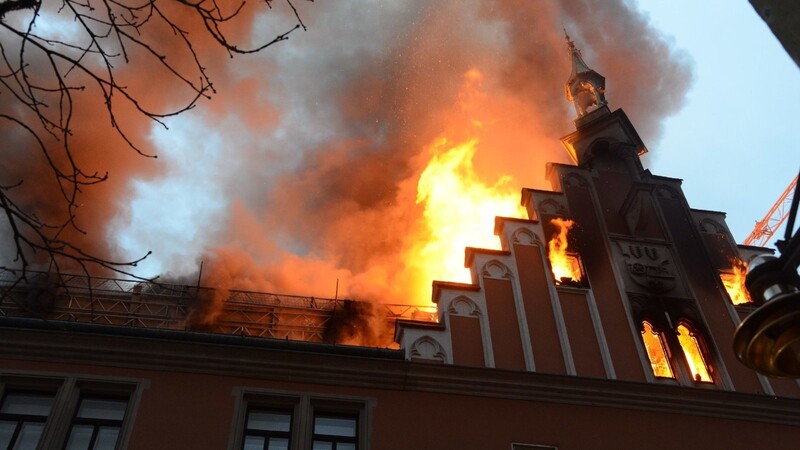 Das Rathaus in Straubing brennt.