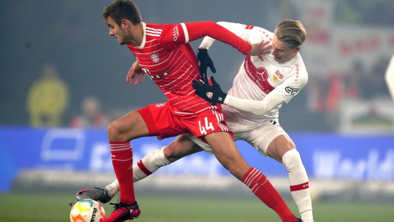 Solide und verlässlich: Bayerns Josip Stanisic (l.), hier gegen den Stuttgarter Chris Führich - am Mittwoch dann gegen Kylian Mbappé.