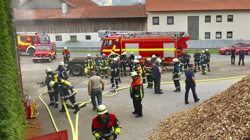Aufgrund der Objekteinstufung waren Montagmittag zwölf Feuerwehren zum Schwelbrand nach Grabitz gerufen worden.