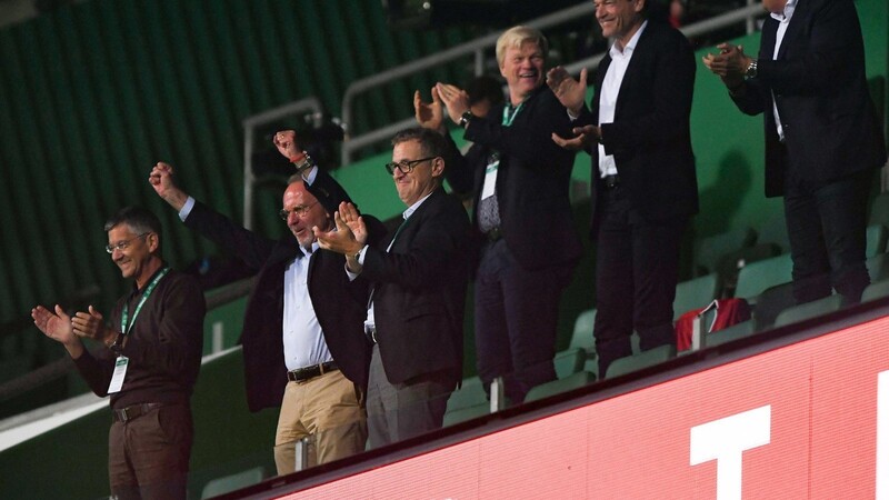 Applaus von ganz oben: Die Bayern-Bosse bejubeln die achte Meisterschaft in Serie.