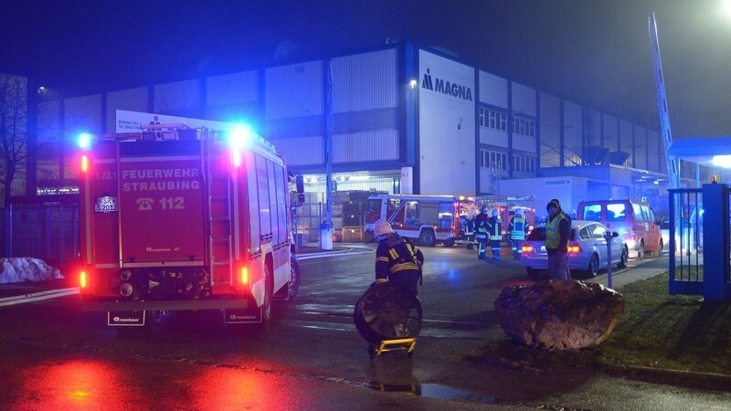 Ein Feuerwehr-Großaufgebot musste am Dienstagmorgen ins Magna-Werk Straubing ausrücken. (Foto: su)