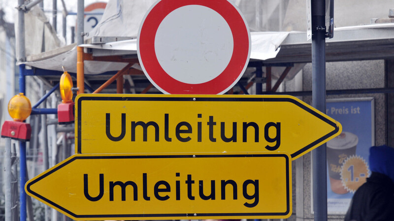 Wo geht es lang? In Landshut werden eifrig Straßen saniert - und gesperrt. (Foto: dpa/Symbolbild)