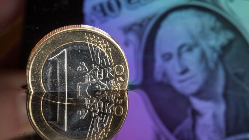 Der Euro hat am Donnerstag im frühen Handel wieder nachgegeben.