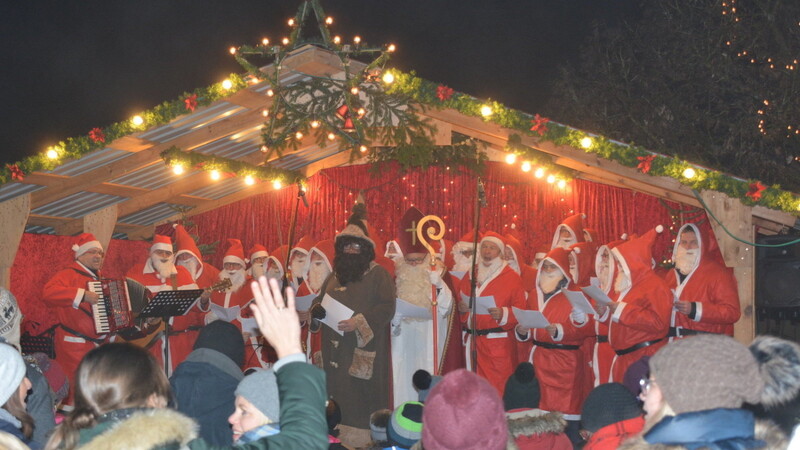 Harmonisch gaben die 35 Nikoläuse zum Jubiläumsmarkt ihre Weihnachtslieder zum Besten.
