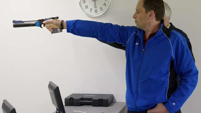 Die Sportschützen brauchen beim Schießen vor allem einen sicheren Stand und eine ruhige Hand.