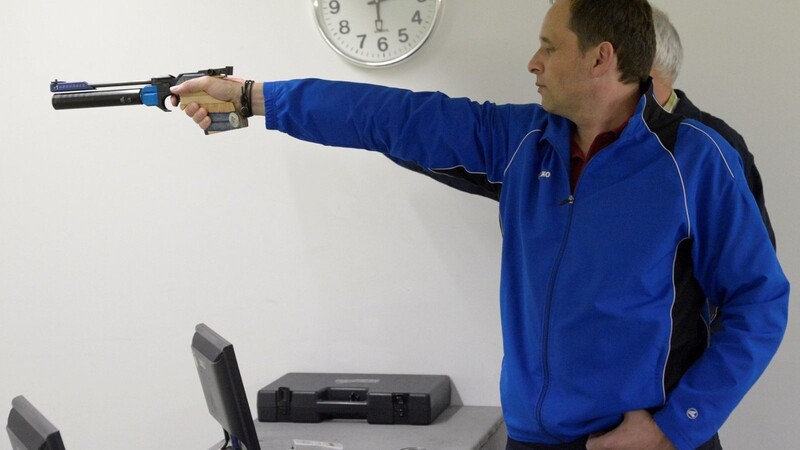 Die Sportschützen brauchen beim Schießen vor allem einen sicheren Stand und eine ruhige Hand.