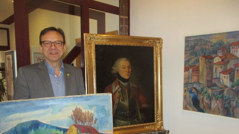 Bürgermeister Franz Wittmann präsentiert eines der Werke, die er in Bamberg von Inka Wunderer, der Tochter des Künstlers, erhalten hat.