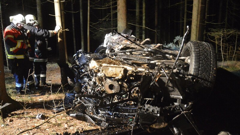 Mittelschwere Verletzungen hat der Fahrer dieses Bentleys erlitten.