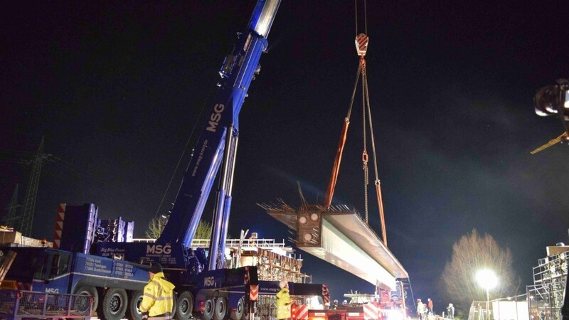 Eine ganze Nacht lang haben Arbeiter benötigt, um die neue Brücke über die A92 in Wallersdorf einzubauen.