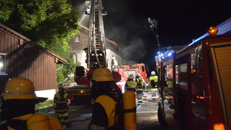 Mitten in Voggendorf brannte in der Nacht von Freitag auf Samstag ein unbewohntes Gebäude.