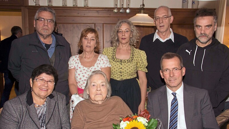 Maria Weinzierl und Bürgermeister Helmut Steininger gratulierten der Jubilarin Sigrun Hofner, die unter anderem mit ihren Kindern Ulrich, Walburga, Maria, Wolfgang und Heinrich feierte.