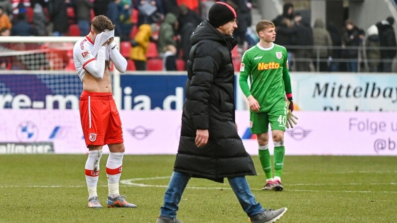Die Mannschaft von Regensburg steht nach dem verlorenen Spiel gegen Düsseldorf enttäuscht auf dem Rasen.