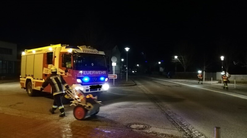 Die Feuerwehr musste am Dienstagabend wegen einer Ölspur auf der Ortsverbindungsstraße zwischen Altheim und Essenbach ausrücken.