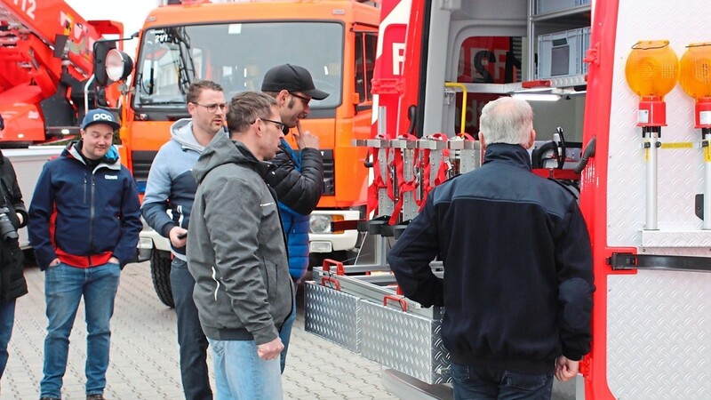 Der neue Mannschaftstransportwagen in der Kreisstadt wird von den FFWlern bestaunt.