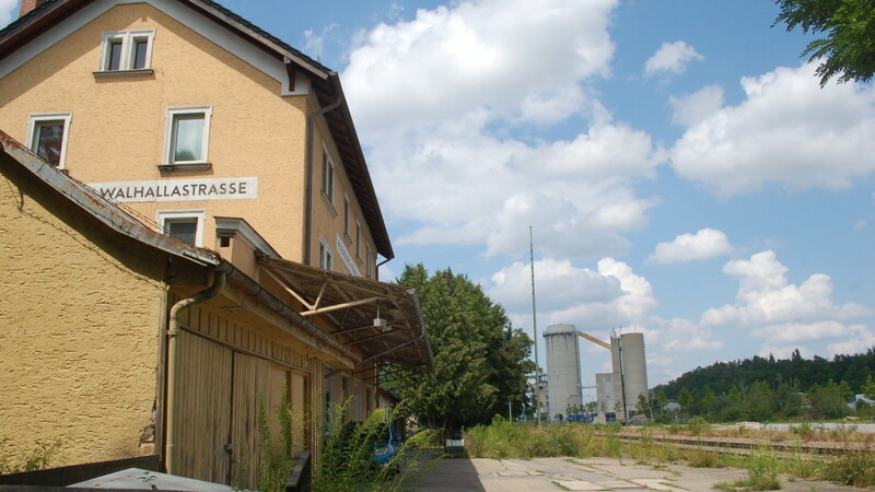 Verwaist liegt der 1984 stillgelegte Bahnhof Walhallastraße da. Die Stadt will den Bahnhaltepunkt im Stadtnorden wiederbeleben.