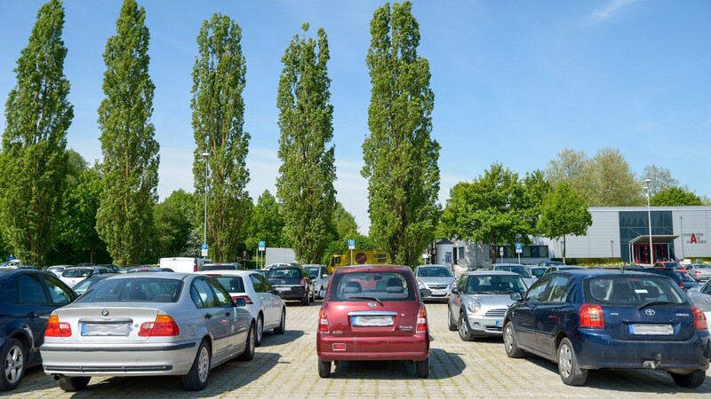 Autofahrer gehen oft verschwenderisch mit der Parkfläche am Hagen um.