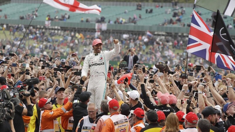 Lewis Hamilton (oben) aus Großbritannien wird 2019 für seinen Sieg auf der Rennstrecke in Silverstone von den englischen Fans gefeiert. Am Sonntag kehrt die Formel 1 nach Silverstone zurück - im Fokus stehen wieder Hamilton und die Fans.