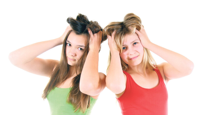 Du hast schnell fettige Haare? Unsere Tipps zeigen dir, was du dagegen machen kannst. (Foto: grafikplusfoto - Fotolia.com)