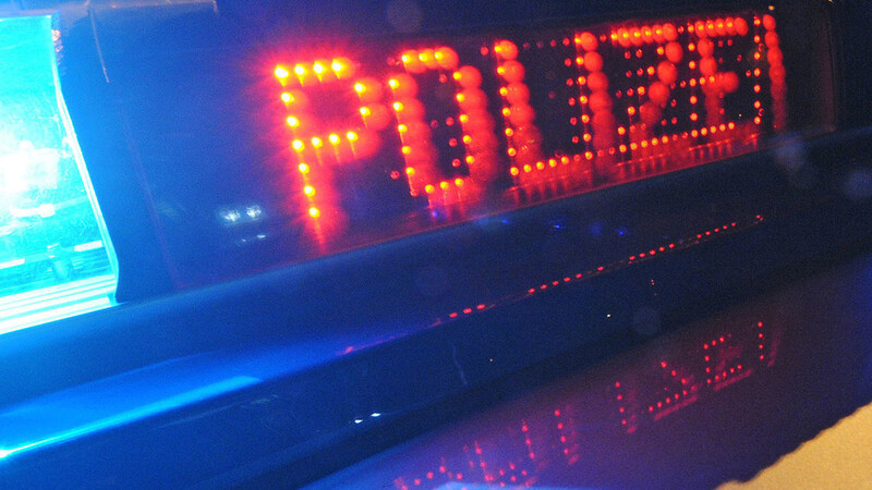 Über den Notruf verständigte ein Tankstellenkunde die Regensburger Polizei, als er einen betrunkenen Autofahrer Schnaps an der Tankstelle kaufen sah (Symbolbild).
