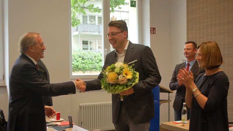 SPD-Bezirkschef Franz Schindler (links) und SPD-Stadtverbandsvorsitzende Margit Wild gratulierten Sebastian Koch zum neuen Amt.