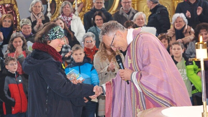 Pfarrer Werner Konrad bedankte sich für Daniela Linkmanns Engagement in der Pfarrei.