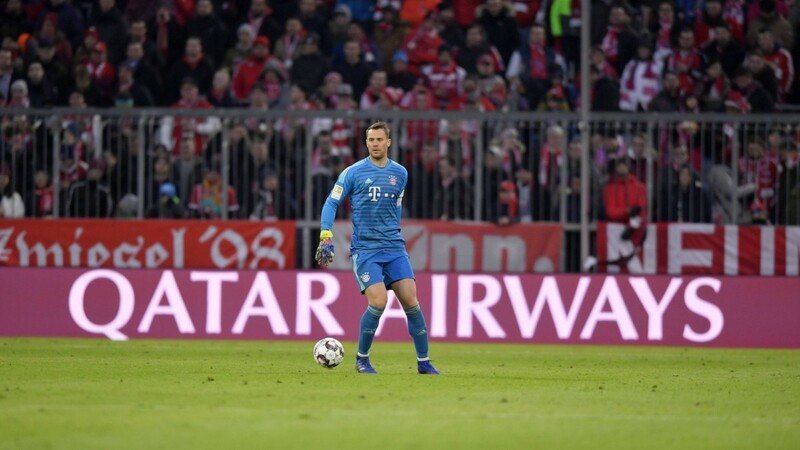 Bayerns Torwart Manuel Neuer vor einer Werbebande des Sponsors Qatar Airways.