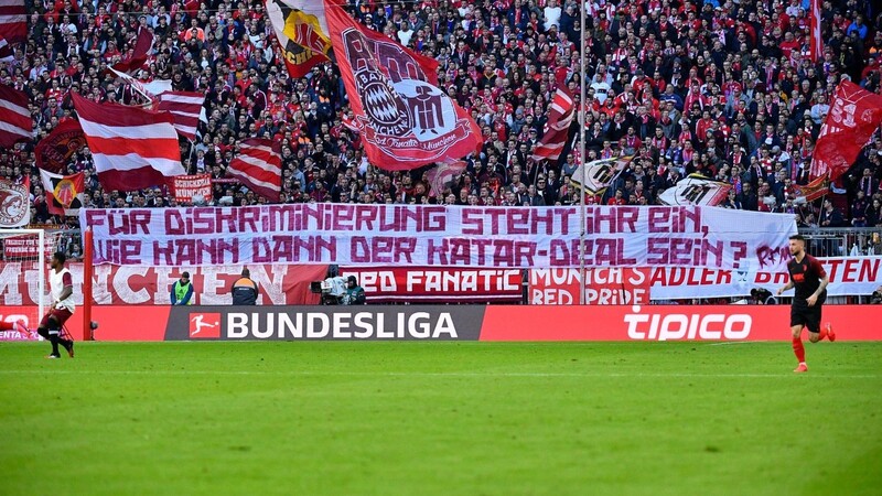 Fans des FC Bayern München protestieren mit einem Plakat gegen die Partnerschaft des Klubs mit dem Emirat Katar.