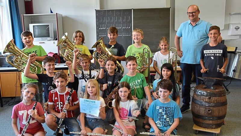Stolz sein dürfen die Schüler der Bläserklasse der Grundschule: Sie haben beim Bläserklassen-Wettbewerb in München wieder den ersten Platz abgeräumt - unter anderem mit der Amboss-Polka.