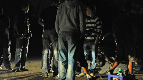 Ein betrunkener 19-jähriger Mann hat in der Nacht von Donnerstag auf Freitag in Moosburg an der Isar (Kreis Freising) eine Glasflasche auf Polizisten geworfen. (Symbolbild)