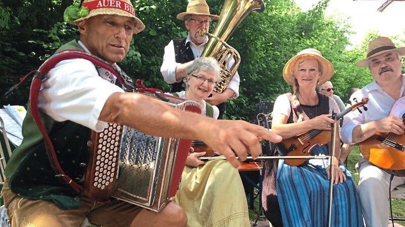 Elf Gruppen machen mit beim Hoagartn "einegspuit" zum Dellnhauser Volksmusikfest - mit dabei ist die "Auer Geigenmusi".